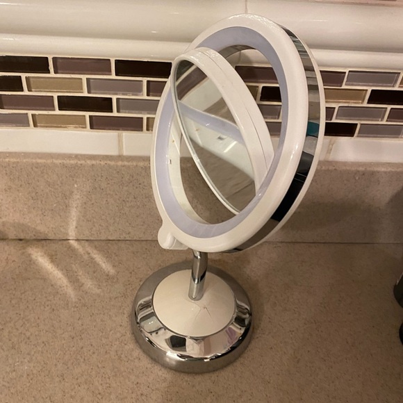White & Silver Portable LED Makeup Mirror - Picture 7 of 11